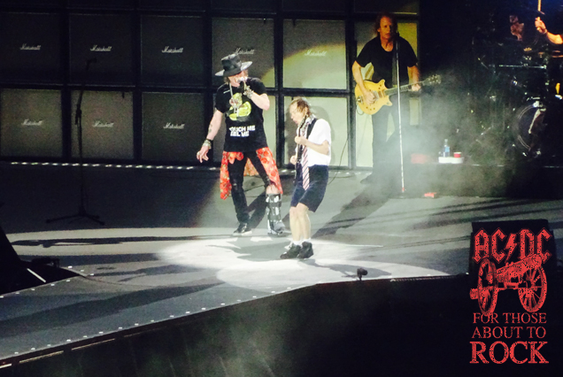 «AC/DC», Olympic Stadium, London (2016):тогда группа фактически развалилась,фронтмен Brian Johnson объявил о своем уходе прямо посреди турне и бэнд доигрывал с приглашённым вокалистом… Axl Rose из «Guns N’Roses» (!), который накануне сломал ногу и отплясывал на сцене в гипсе!