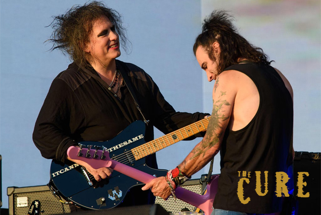 «THE CURE», Hyde Park, London (2018): невероятный по эмоциональному накалу open-air на 40-летие группы; в тот год они почти не выступали; единственный большой концерт, а коллектив, судя по всему, был на грани … Но перформанс стал настолько мощным и вдохновляющим, что после него всем составом они решились: а) выпустить полноценный фильм; б) отправиться в мировой тур; в) засесть в студии после десятилетнего перерыва и записать новый альбом (кстати, скоро он выходит!)